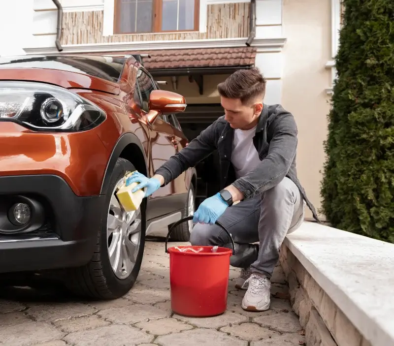 Lavage auto à domicile Lahitte : professionnel intervenant sur un véhicule